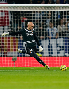 BLACK GOALKEEPER JUNIOR KIT... 2